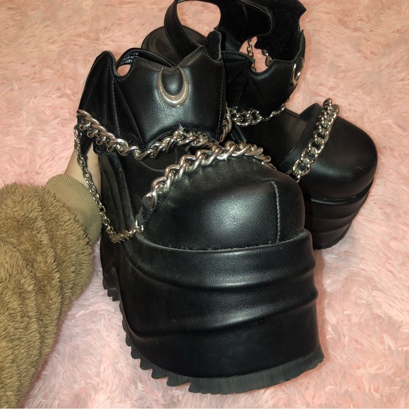 Demonia Wave-20 Bat Wing Platform Heels - Picture 2 of 2